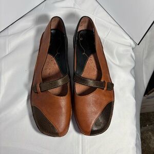 Clarks Women’s brown / black leather mary jane flats 8.5M